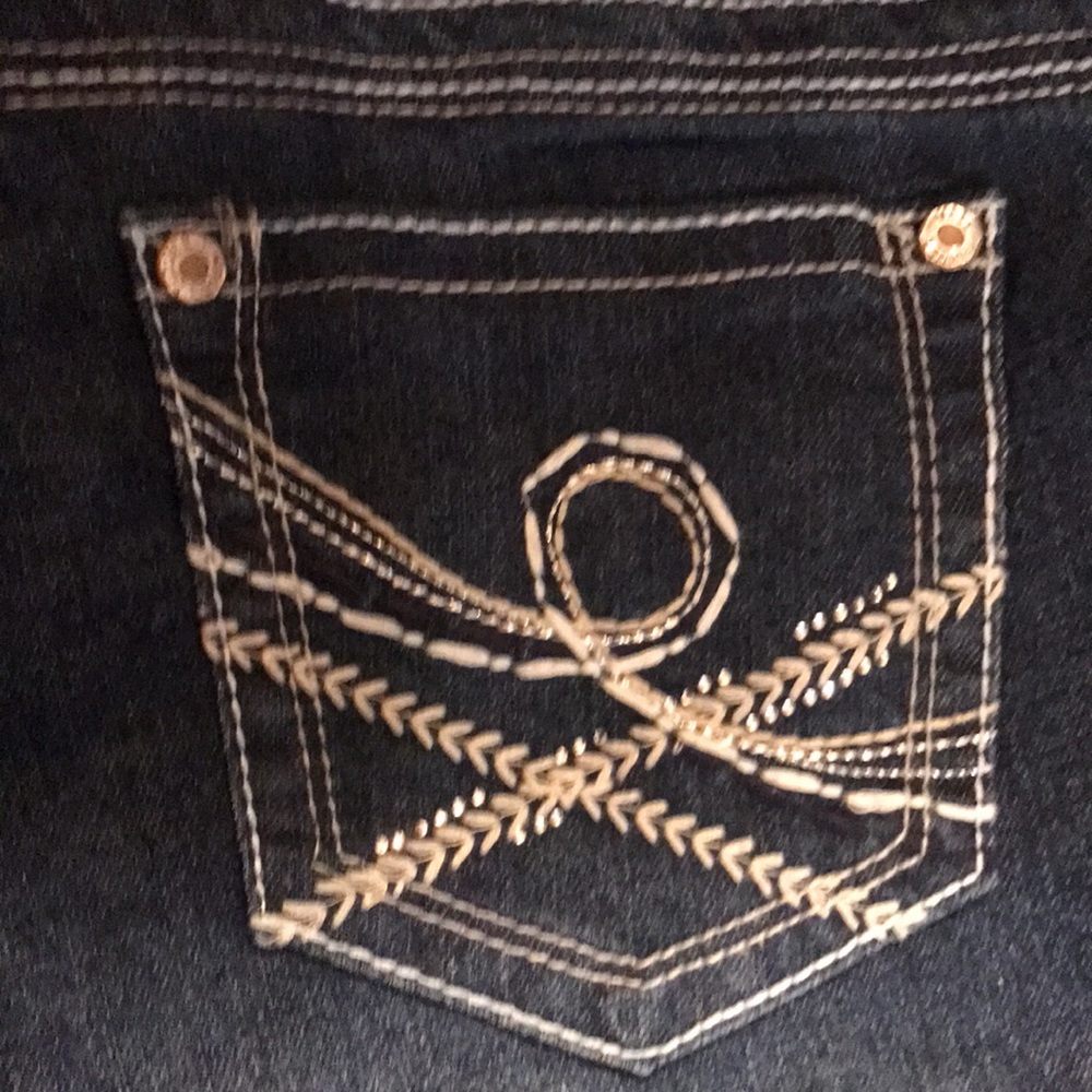Wall Flower Shorts - Picture 3 of 12